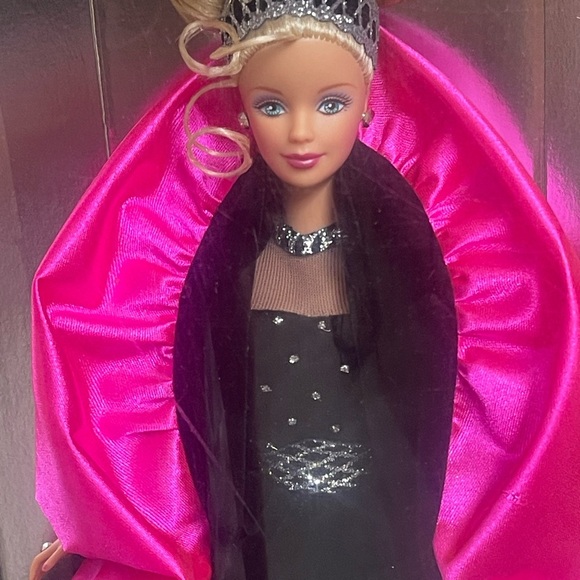 Happy Holidays Barbie Doll 1998
Special Edition Mattel #20200
NEW Vintage - Picture 5 of 11